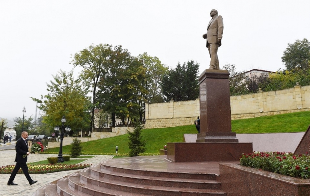 Посещение памятника общенациональному лидеру Гейдару Алиеву