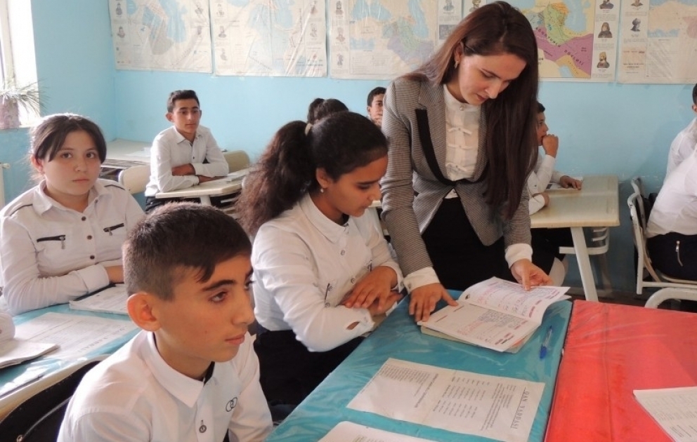 Gənc müəllim: Atəş səslərindən qorxmayan şagirdlərin dərsə həvəsi məni daha da ruhlandırır  REPORTAJ