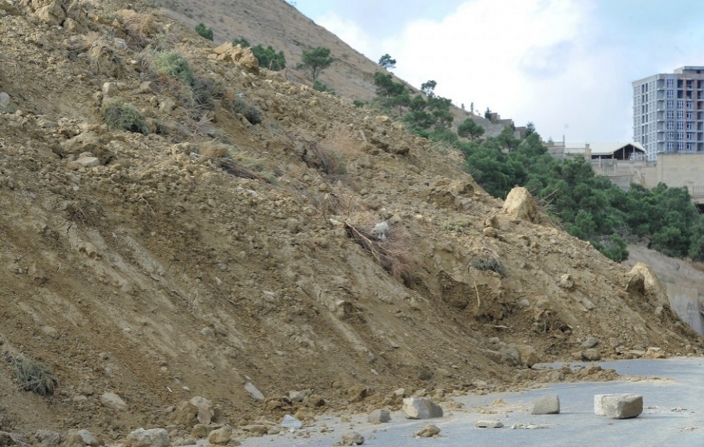 В оползневой зоне на Бадамдаре увеличилось число трещин