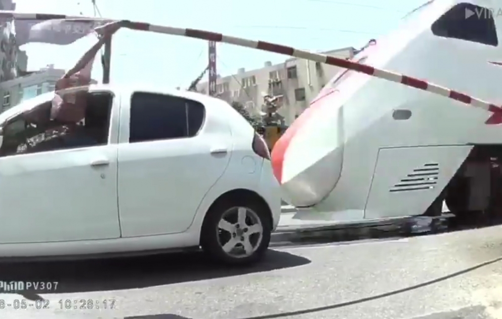Un train pulvérise un véhicule coincé sur les rails