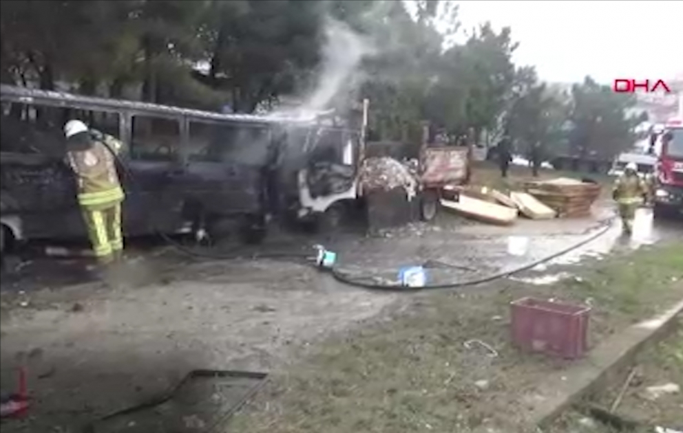 Köhnə avtobus bir anda alovlandı