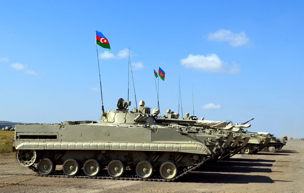 Экипажи БМП выполняют боевые стрельбы