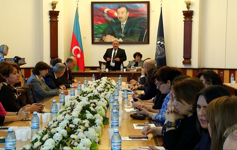 Rusiya İqtisad Məktəbində əmək bazarının problemləri müzakirə edilib