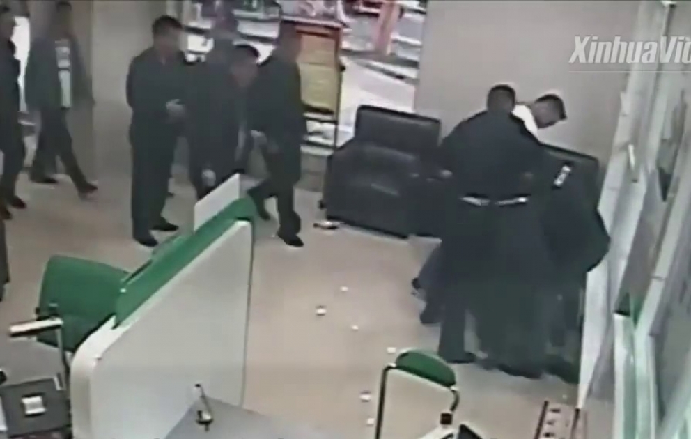 Əlləri bağlı polis girovu cinayətkarın əlindən qurtardı