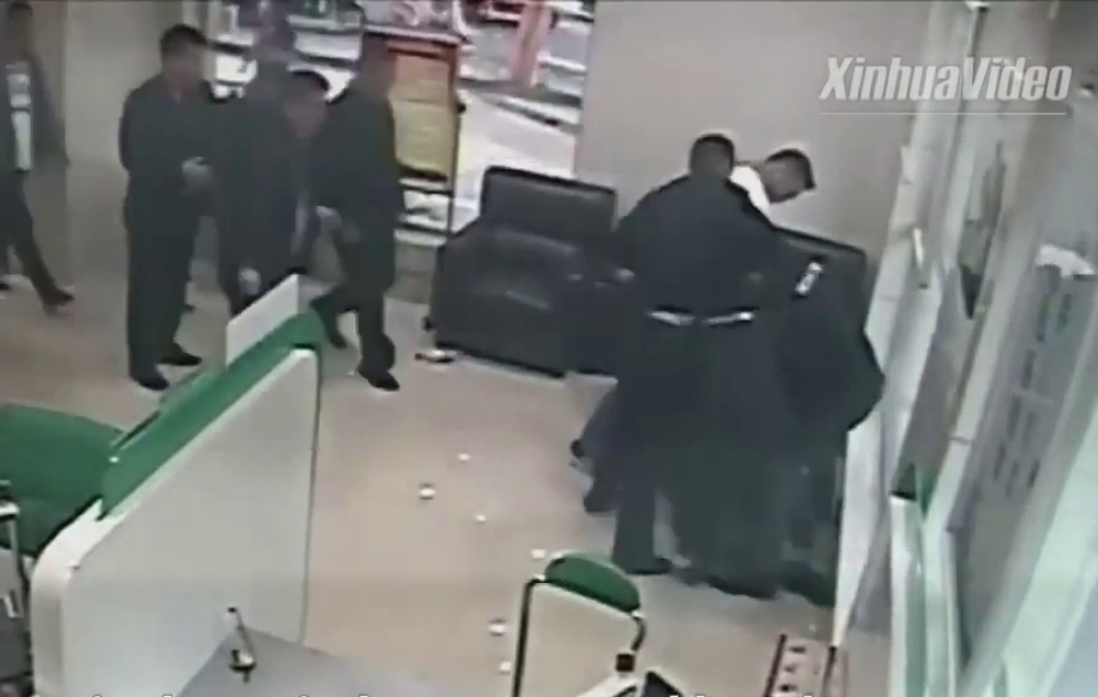 Связанный полицейский обезоружил преступника и спас заложницу