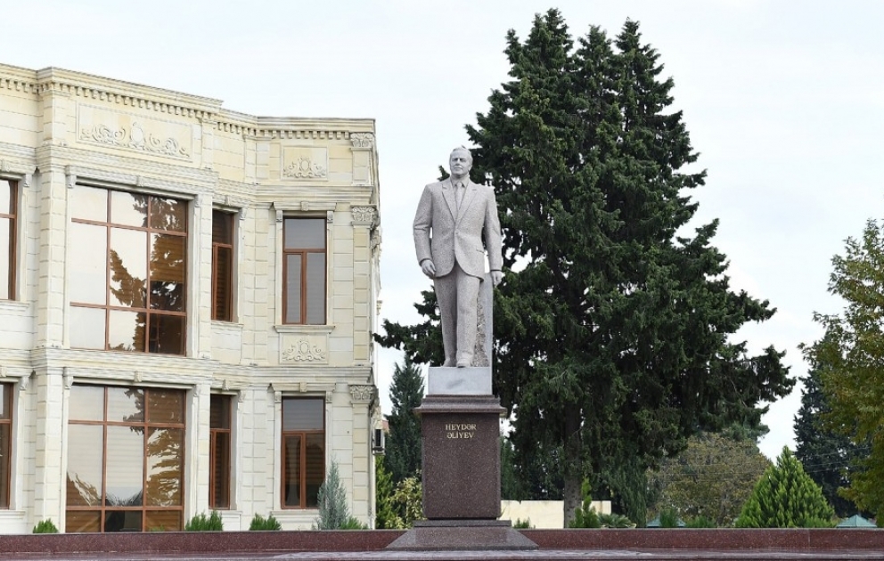 Präsident Ilham Aliyev zu Besuch im Bezirk Agdam eingetroffen