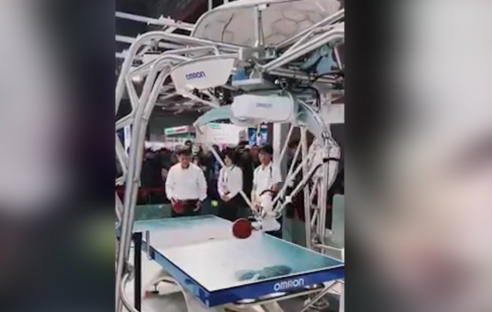 Çin robotları: tennis oynayır, avtomobil düzəldir