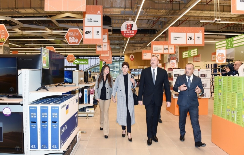 Prezident İlham Əliyev “Bravo” marketlər şəbəkəsinin yeni hipermarketinin açılışında iştirak edib