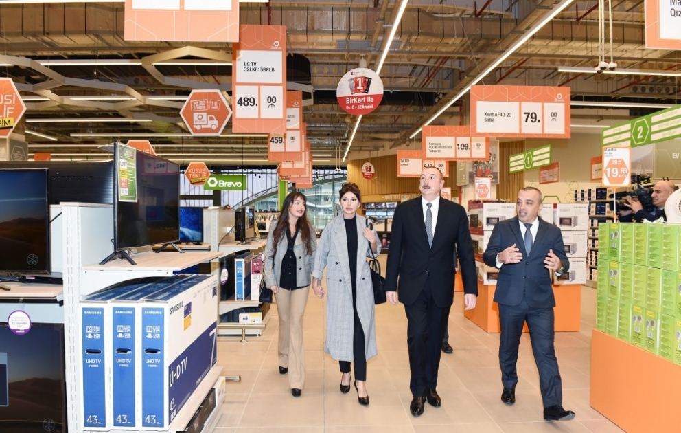 Präsident Ilham Aliyev besucht neuen Hypermarkt von Supermarktketten “Bravo“