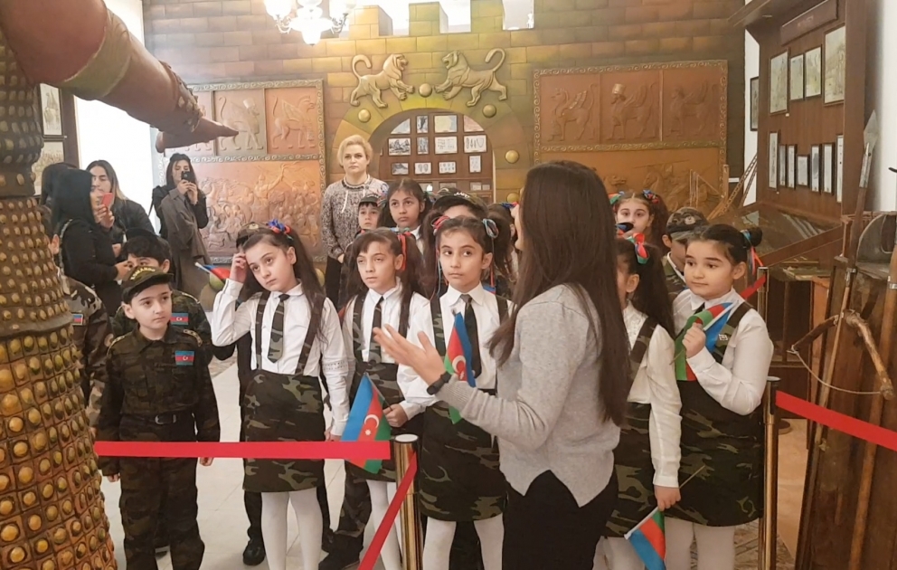 Məktəblilər Azərbaycan Hərb Tarixi Muzeyini ziyarət ediblər