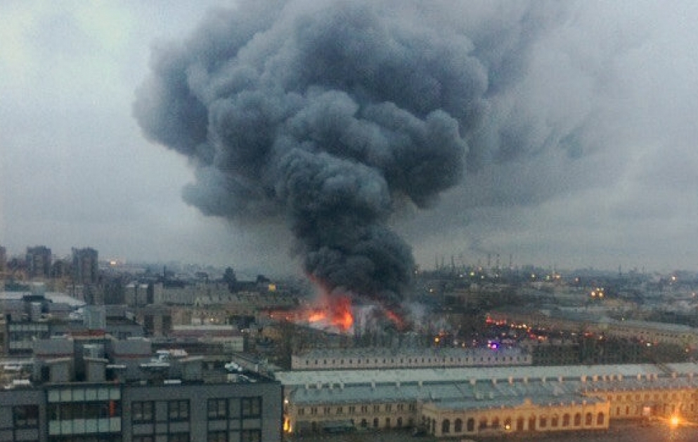The hypermarket burns in St. Petersburg