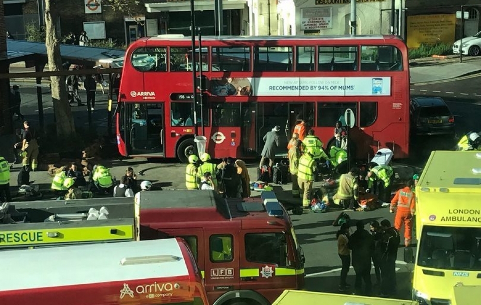 Londonda avtobus dayanacağa çırpıldı