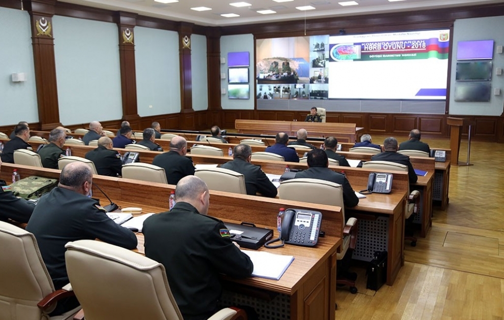 Silahlı Qüvvələrin Baş Qərargah rəisi təlimlərin gedişi ilə bağlı məruzələri dinləyib