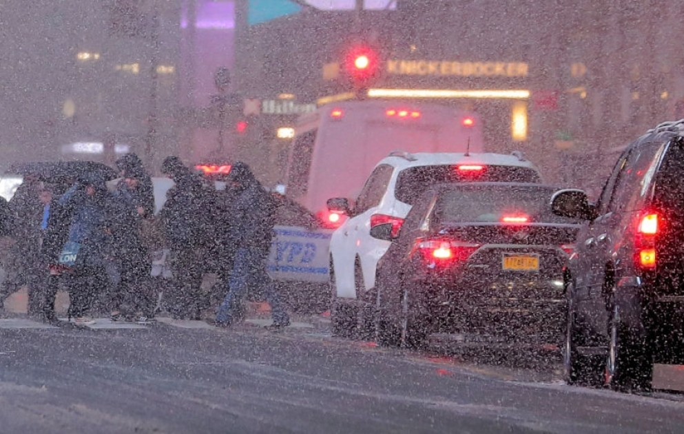 Heavy snow brings traffic chaos to New Nork City