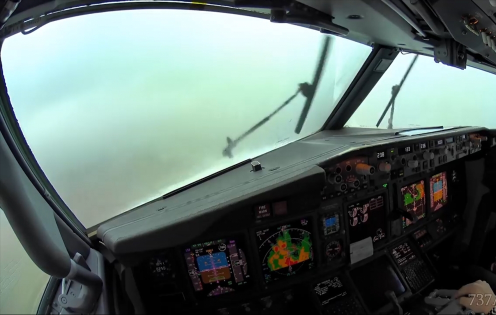 Güclü yağışda təyyarənin enişi - Pilot kabinəsindən görüntülər