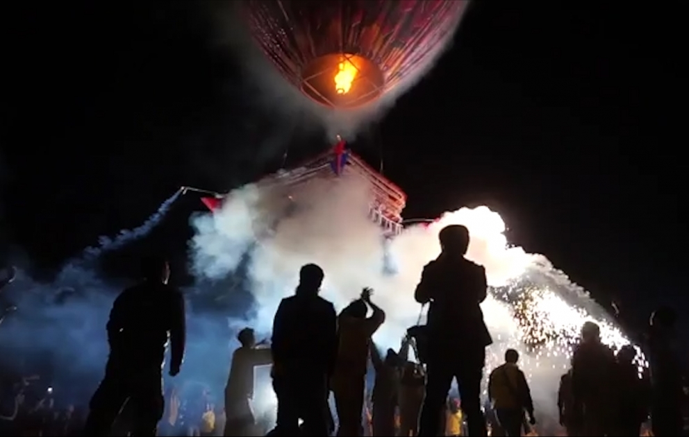 Une montgolfière chargée de feux d'artifice tombe sur les gens