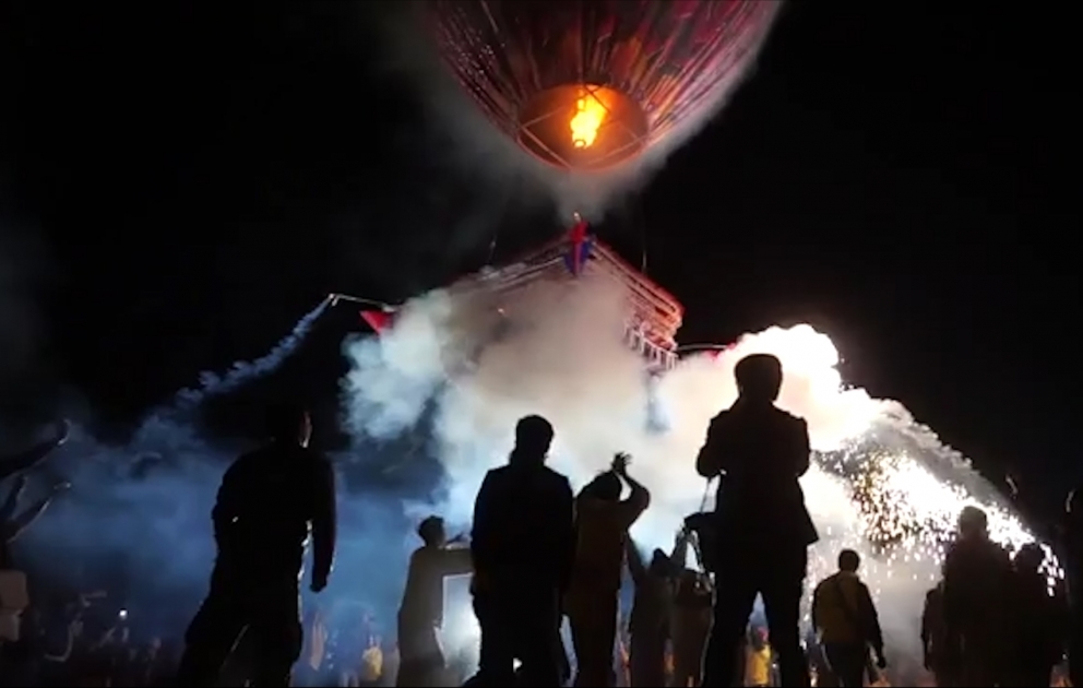 In Myanmar schwebt ein Heißluftballon voller kleiner Kerzen in den Himmel