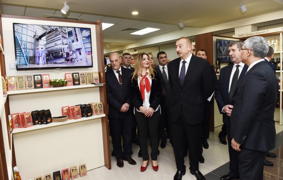 Prezident İlham Əliyev Minskdə Azərbaycan Ticarət Evi ilə tanış olub