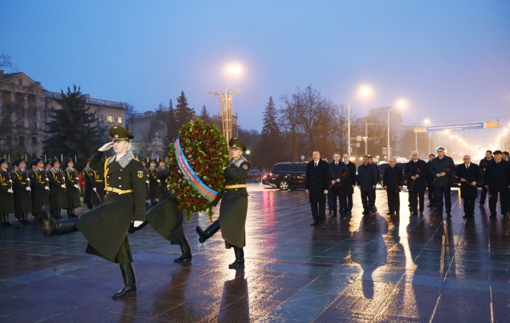 Präsident von Aserbaidschan Ilham Aliyev besucht "Siegesplatz" in Minsk