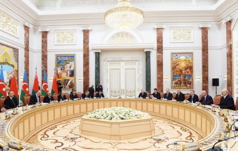 Azərbaycan və Belarus prezidentlərinin geniş tərkibdə görüşü olub