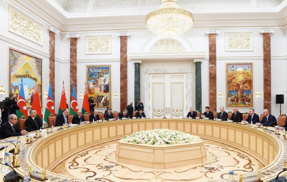 Staatpräsident Ilham Aliyev und Präsident Alexander Lukaschenko treffen sich in erweitertem Kreis