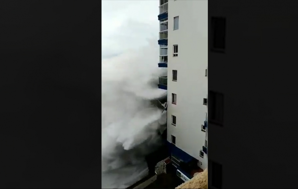 Une vague géante détruit plusieurs balcons d’un immeuble