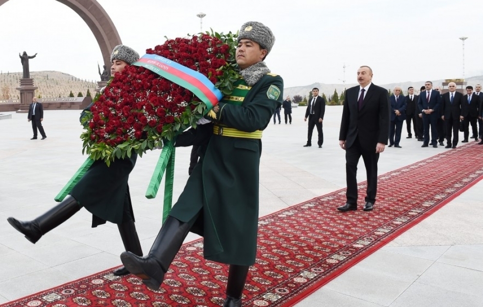 Prezident İlham Əliyev Aşqabadda “Xalq xatirəsi” memorial kompleksini ziyarət edib