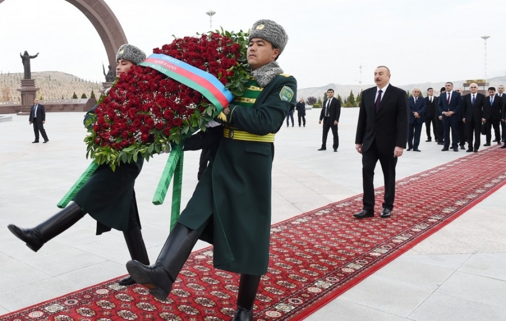 Президент Ильхам Алиев посетил в Ашгабаде мемориальный комплекс «Народная память»