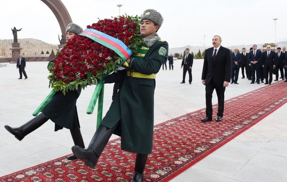 Präsident von Aserbaidschan Ilham Aliyev besucht Gedenkkomplex “Volksgedenken“ in Aschgabat