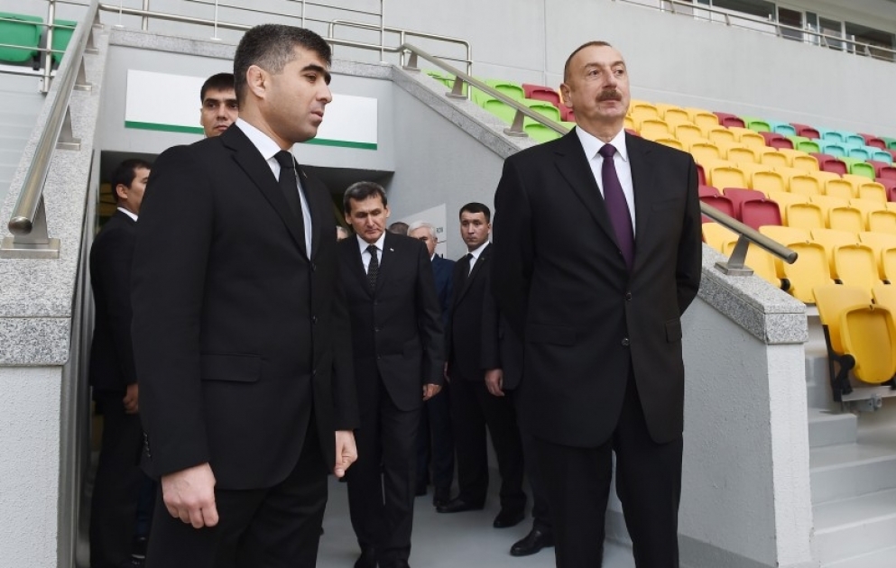 Aserbaidschans Präsident Ilham Aliyev lernt Olympiakomplex in Aschgabat kennen