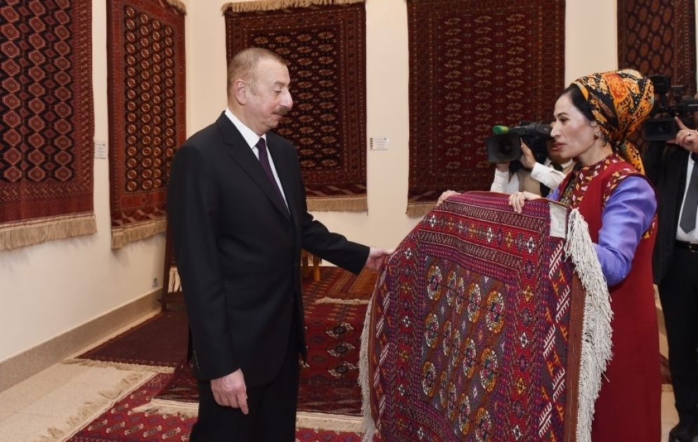 Aserbaidschans Präsident Ilham Aliyev besucht nationales Teppichmuseum in Turkmenistan