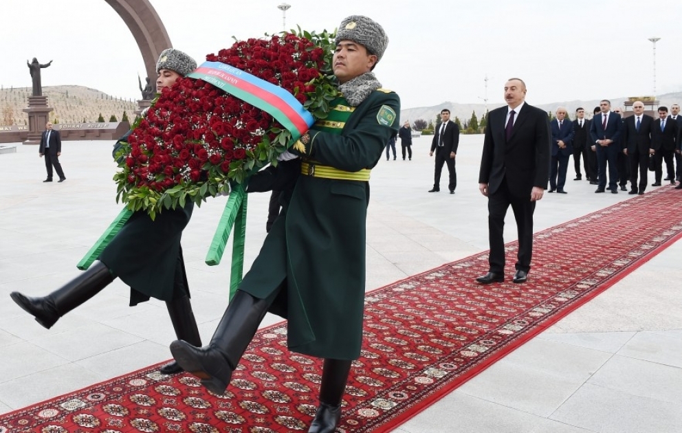 Le président Ilham Aliyev visite le complexe de la Mémoire nationale à Achgabat