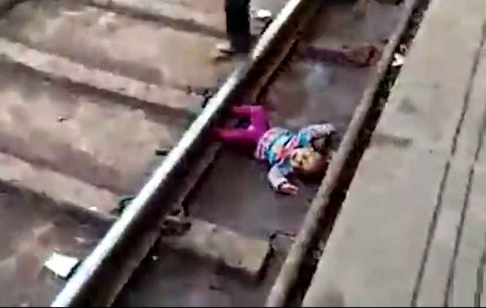 Une fille de 1 an tombée sous un train s'en est miraculeusement sortie