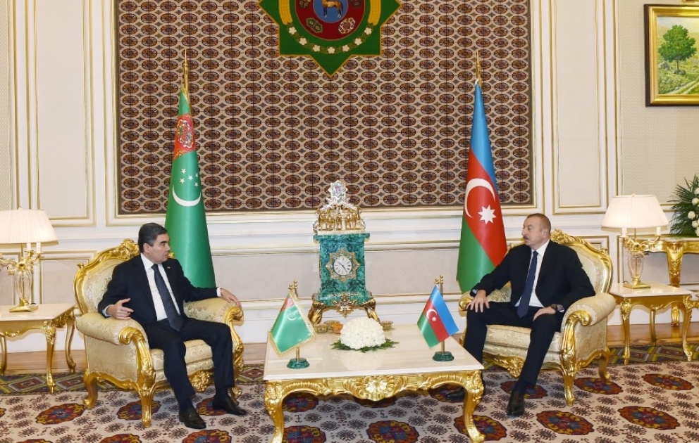 Staatpräsident Ilham Aliyev und Präsident Gurbanguly Berdimuhamedow treffen sich unter vier Augen