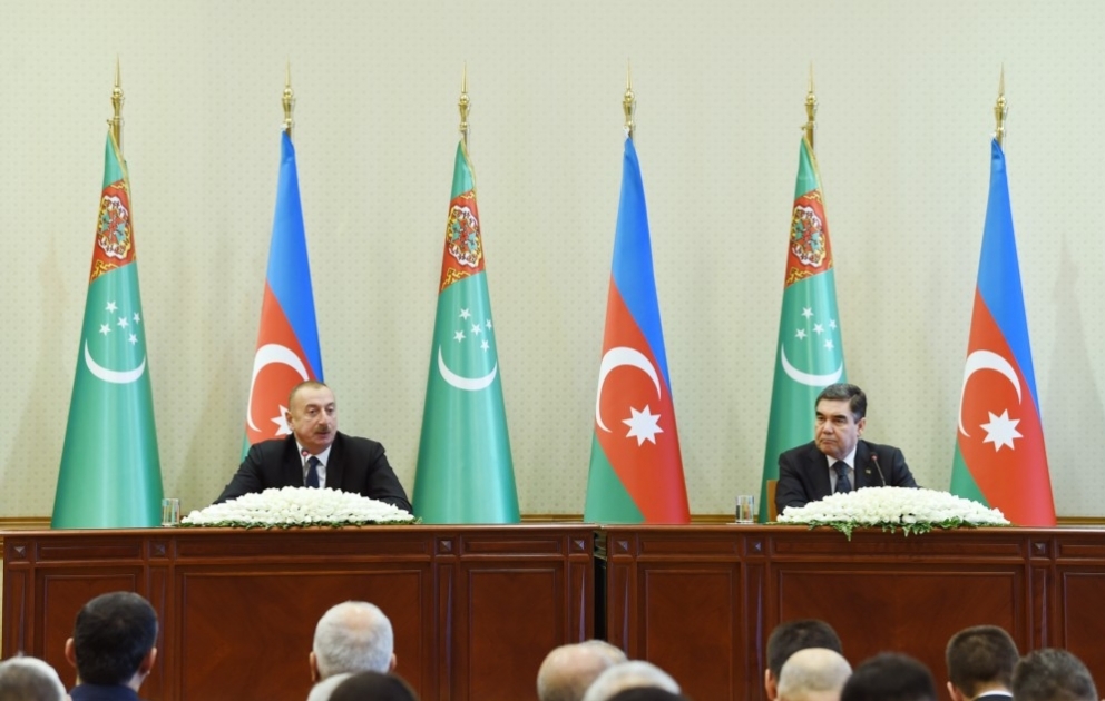 Präsident Ilham Aliyev und Präsident Gurbanguly Berdimuhamedow treten mit Erklärungen für Presse auf