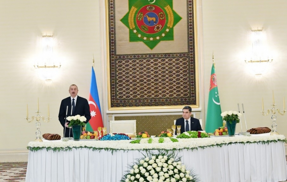 От имени Президента Туркменистана Гурбангулы Бердымухамедова дан официальный прием в честь Президента Азербайджана Ильхама Алиева