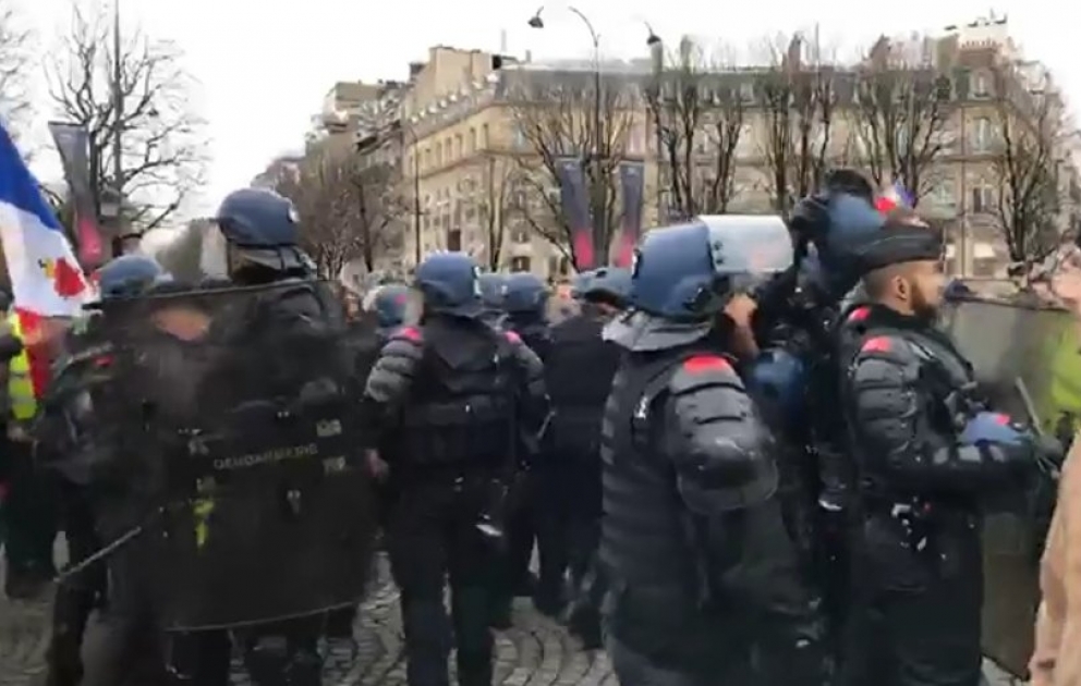 Polis Parisin mərkəzində etirazçılara qarşı gözyaşardıcı qazdan istifadə edib