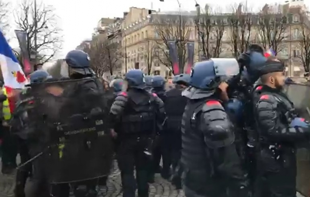 Полиция применила слезоточивый газ против демонстрантов в центре Парижа
