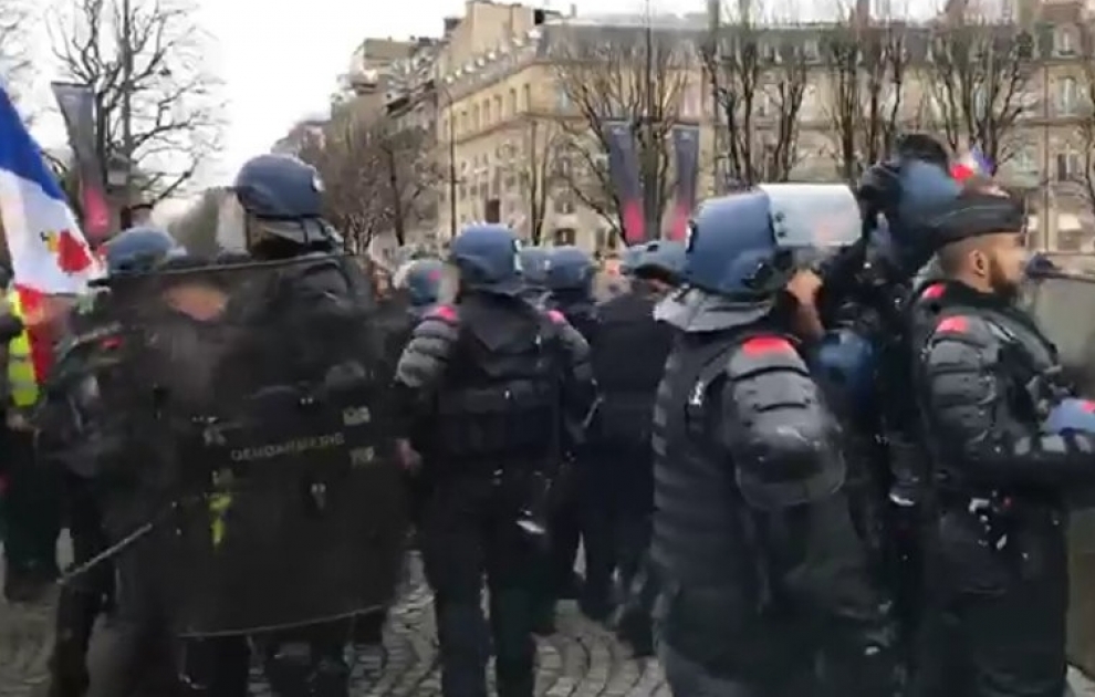 Proteste in Paris: Polizei hält Demonstranten mit Tränengas und Wasserwerfern vom Élyséepalast fern