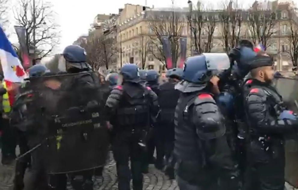 La police utilise des gaz lacrymogènes contre les manifestants à Paris