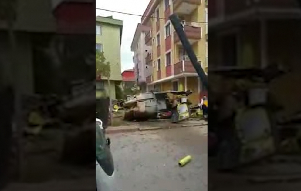 В Стамбуле на жилой квартал упал военный вертолет: есть погибшие и раненые