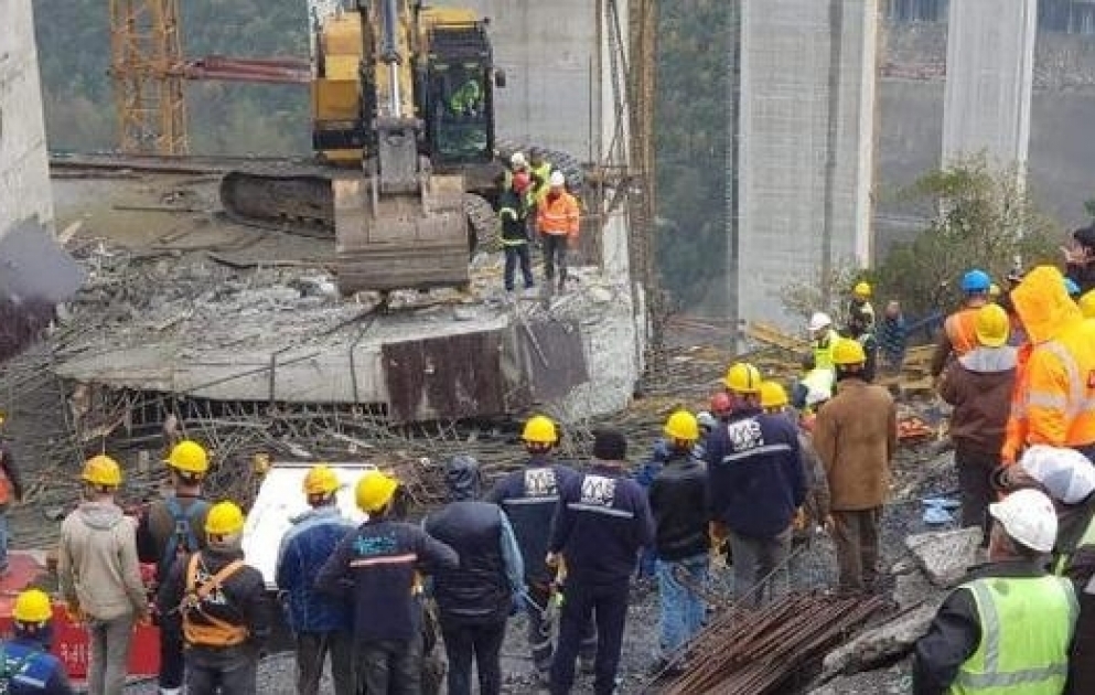 Türkiyədə tikilməkdə olan körpü dağılıb, 5 nəfər altında qalıb