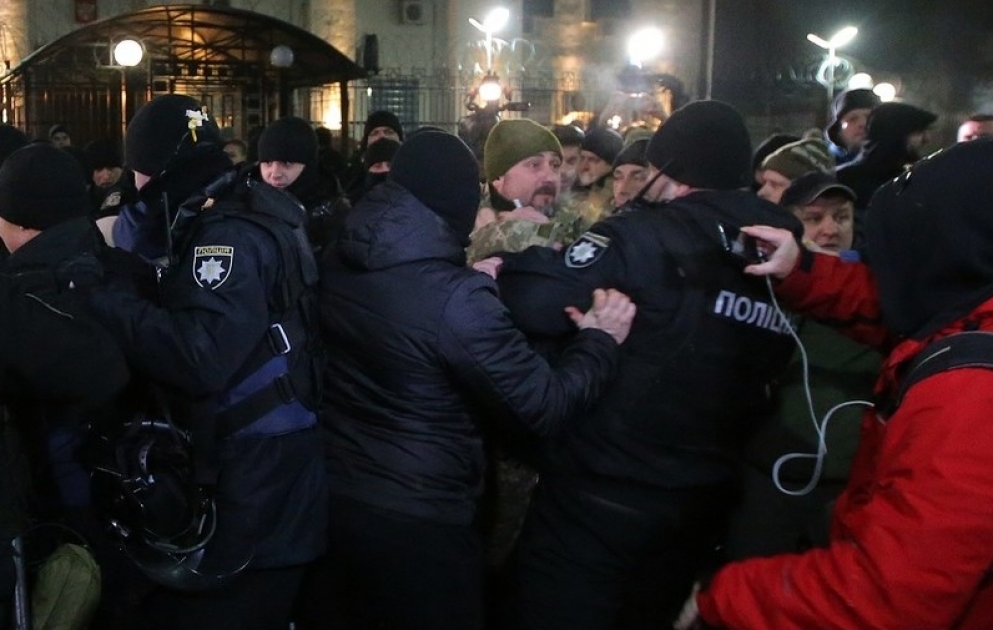 Estonian MEP kicked & shoved by anti-immigration protesters in Tallinn
