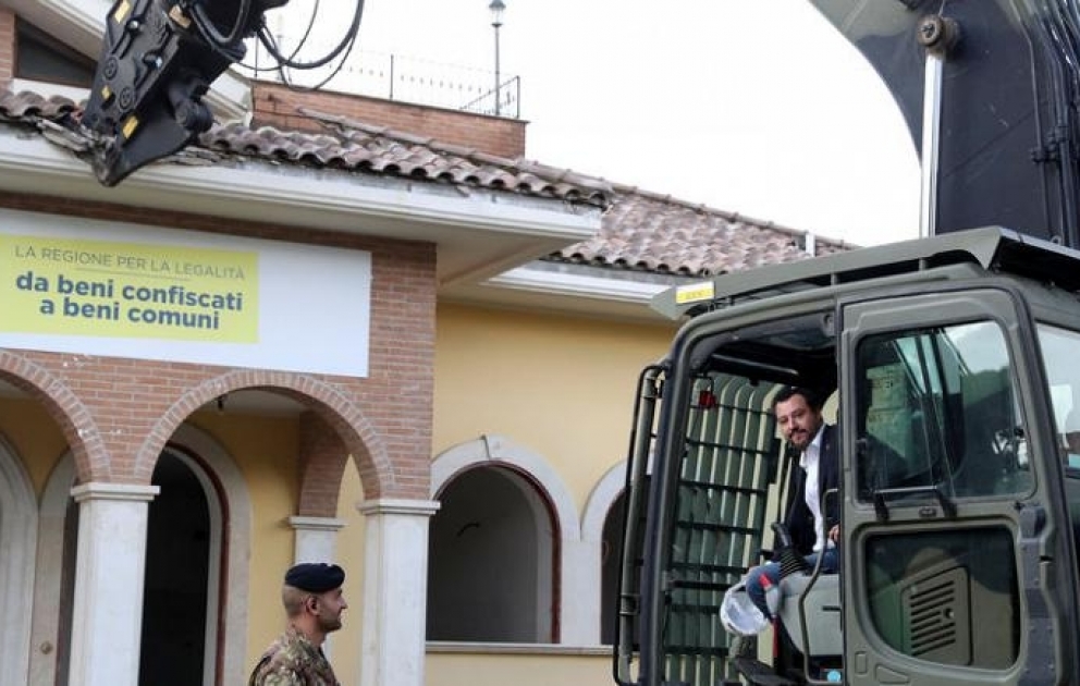 Nazir ekskavatorla mafiyanın villasını uçurdu – İtaliyada
