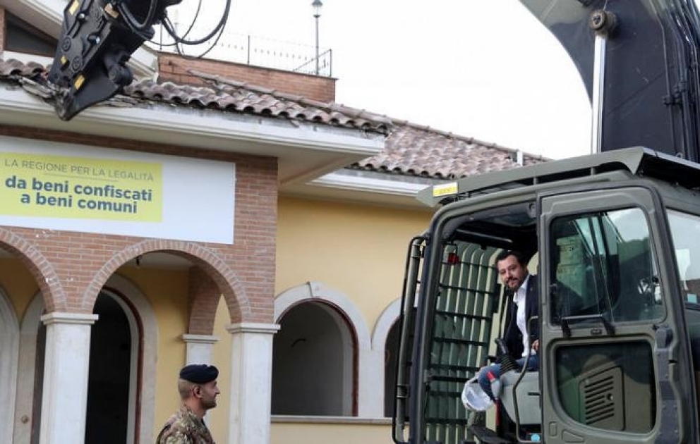 Italienischer Innenminister Salvini zerstört "eigenhändig" Mafia-Villa