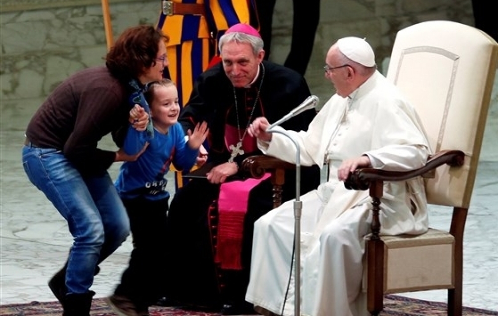 6 yaşlı uşaq Roma Papasının Vatikanda çıxışı zamanı səhnəyə çıxıb