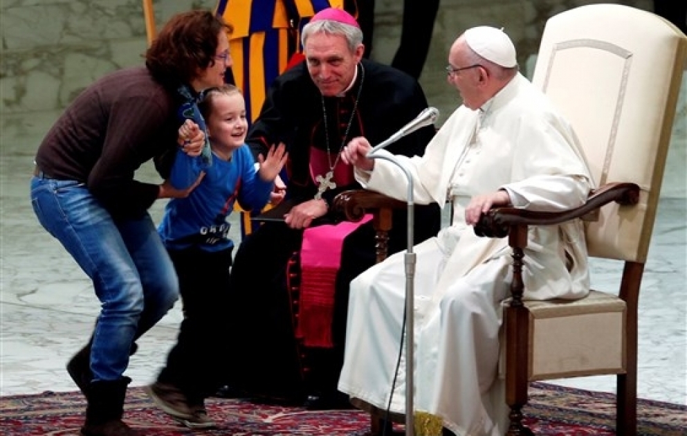 Little boy steals Pope Francis' spotlight