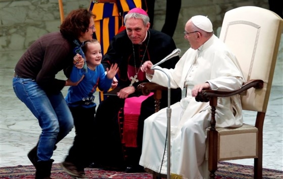 Un petit garçon sourd monte sur scène et interrompt le pape en pleine audience