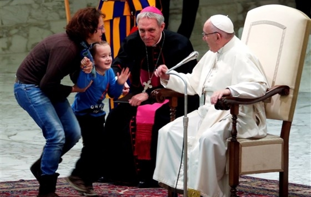 Kleiner Junge amüsiert Besucher bei Audienz vom Papst
