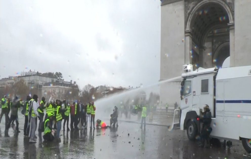 В Париже на акциях протеста задержали более ста человек
